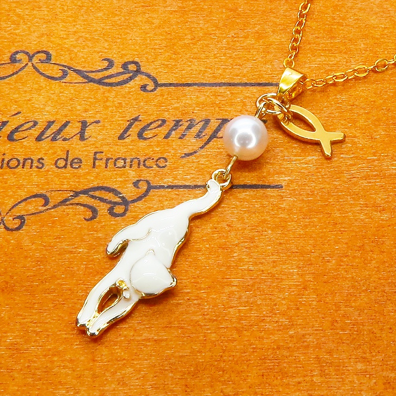 ゴールドカラー くつろぎ白猫と魚チャームの大人可愛いネックレス スワロフスキーパール 長さ変更可 ステンレス可