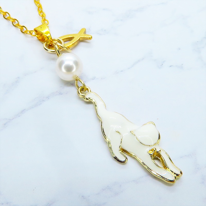 ゴールドカラー くつろぎ白猫と魚チャームの大人可愛いネックレス スワロフスキーパール 長さ変更可 ステンレス可