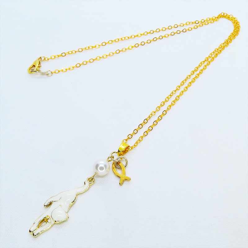 ゴールドカラー くつろぎ白猫と魚チャームの大人可愛いネックレス スワロフスキーパール 長さ変更可 ステンレス可