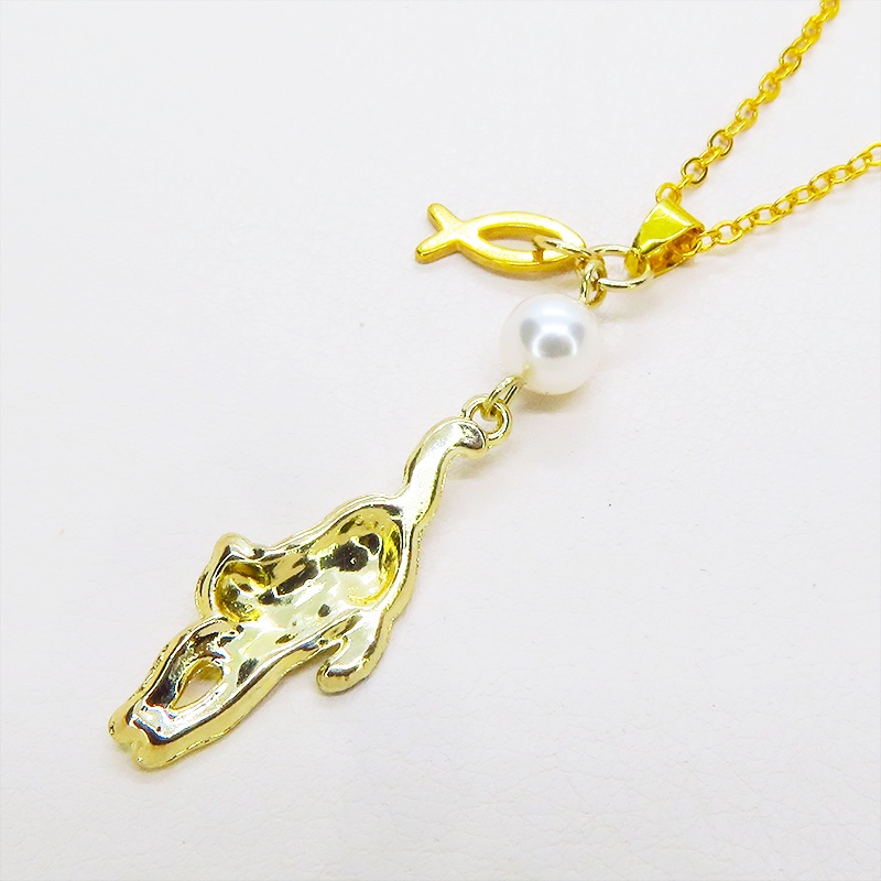 ゴールドカラー くつろぎ白猫と魚チャームの大人可愛いネックレス スワロフスキーパール 長さ変更可 ステンレス可