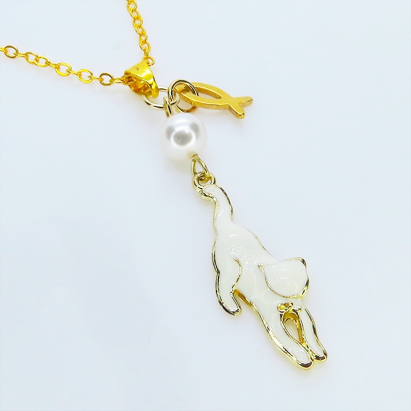 ゴールドカラー くつろぎ白猫と魚チャームの大人可愛いネックレス スワロフスキーパール 長さ変更可 ステンレス可