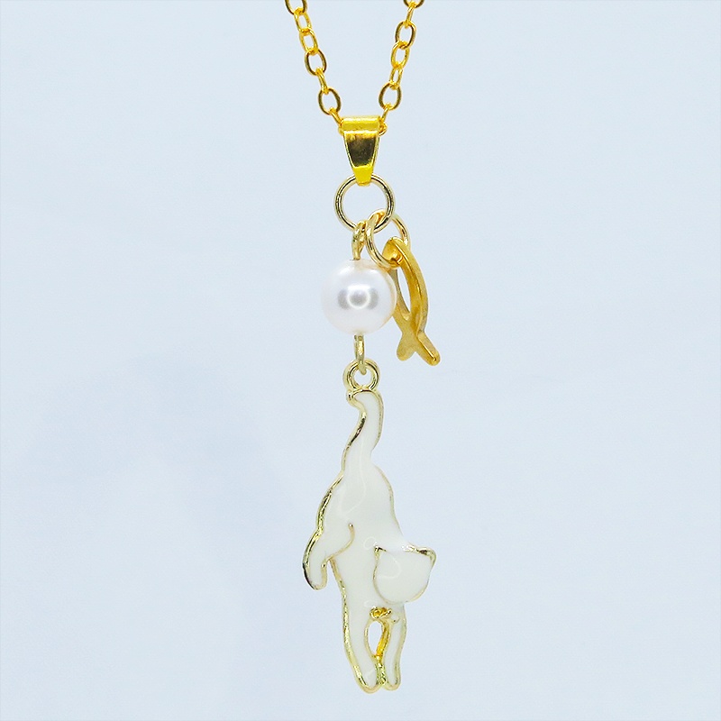 ゴールドカラー くつろぎ白猫と魚チャームの大人可愛いネックレス スワロフスキーパール 長さ変更可 ステンレス可