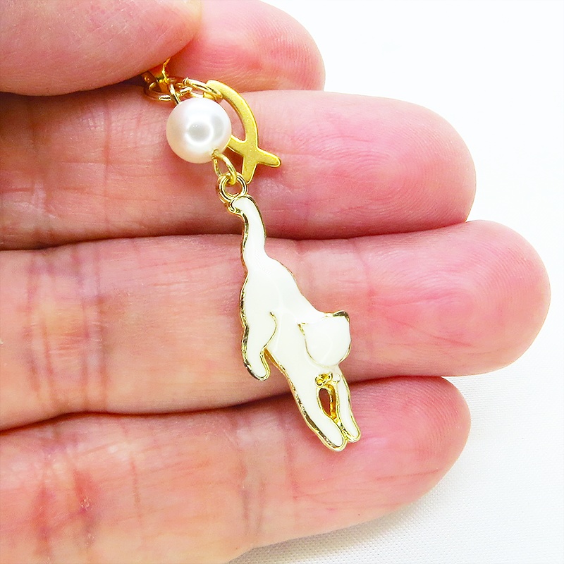 ゴールドカラー くつろぎ白猫と魚チャームの大人可愛いネックレス スワロフスキーパール 長さ変更可 ステンレス可