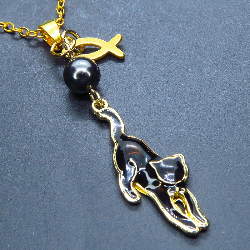 ゴールドカラー くつろぎ黒猫と魚チャームの大人可愛いネックレス スワロフスキーパール 長さ変更可 ステンレス可