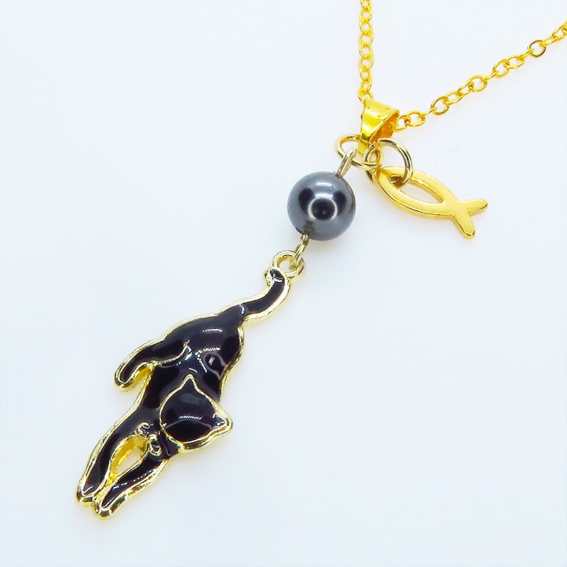 ゴールドカラー くつろぎ黒猫と魚チャームの大人可愛いネックレス スワロフスキーパール 長さ変更可 ステンレス可