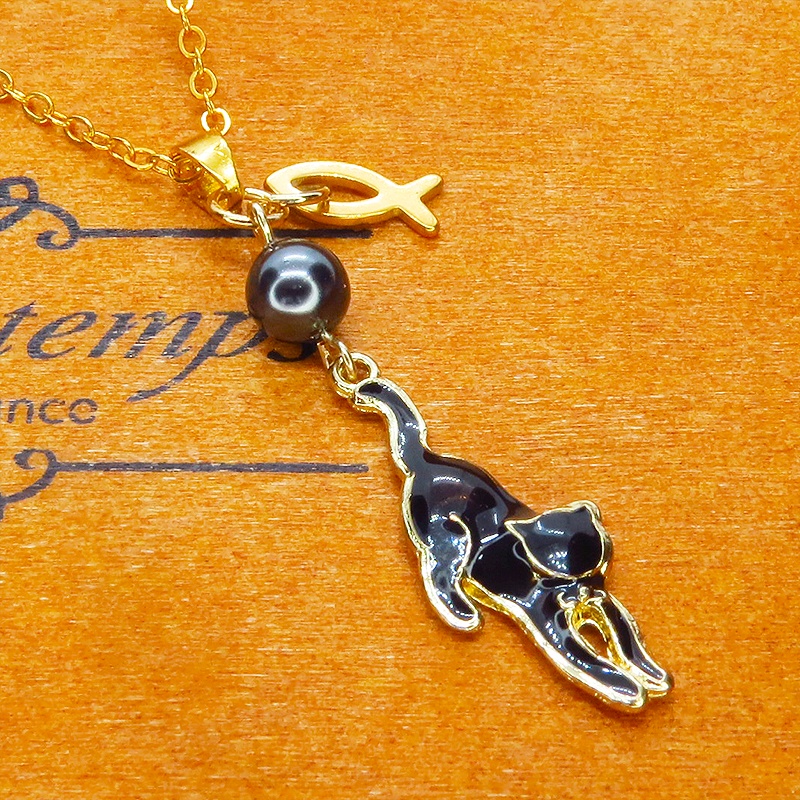 ゴールドカラー くつろぎ黒猫と魚チャームの大人可愛いネックレス スワロフスキーパール 長さ変更可 ステンレス可