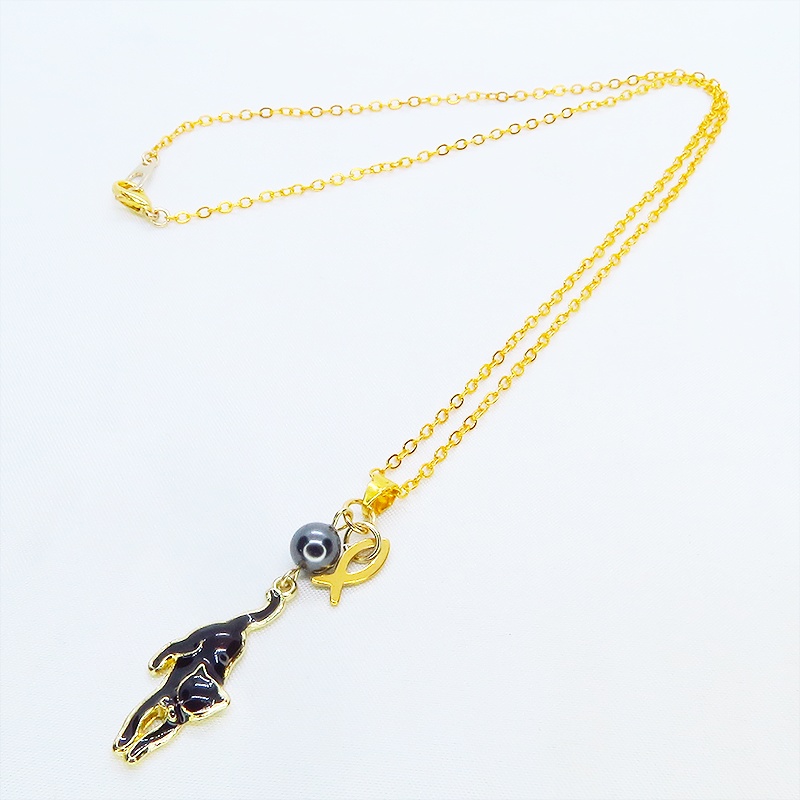 ゴールドカラー くつろぎ黒猫と魚チャームの大人可愛いネックレス スワロフスキーパール 長さ変更可 ステンレス可