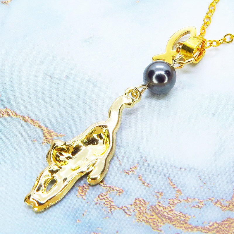 ゴールドカラー くつろぎ黒猫と魚チャームの大人可愛いネックレス スワロフスキーパール 長さ変更可 ステンレス可