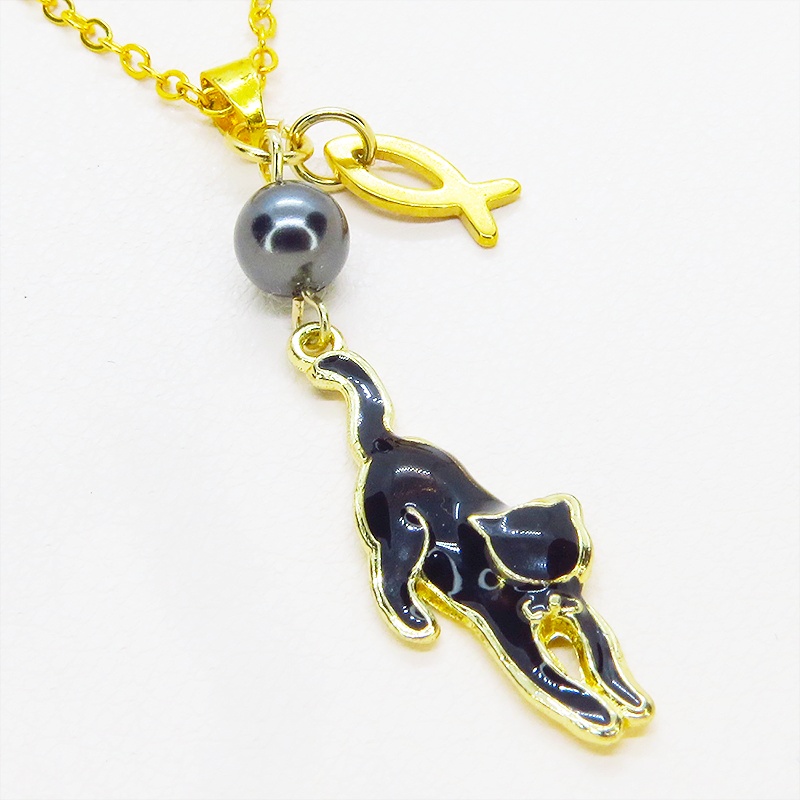 ゴールドカラー くつろぎ黒猫と魚チャームの大人可愛いネックレス スワロフスキーパール 長さ変更可 ステンレス可