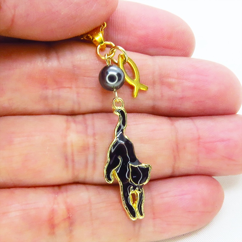 ゴールドカラー くつろぎ黒猫と魚チャームの大人可愛いネックレス スワロフスキーパール 長さ変更可 ステンレス可