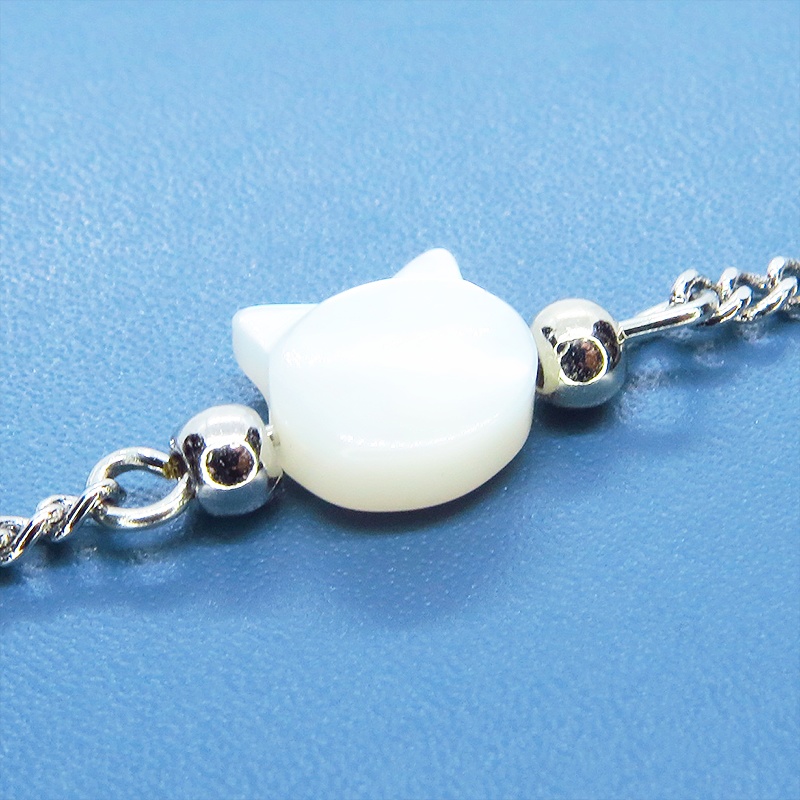 シルバーカラー 白蝶貝(シェル)の猫モチーフのブレスレット アジャスター付 マザーオブパール