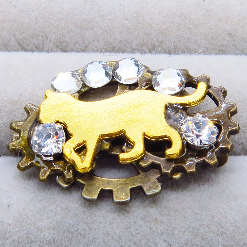 ゴールドカラー 歩く猫シルエットモチーフとラインストーンのスチームパンク風ブローチ ラインストーン バッジ
