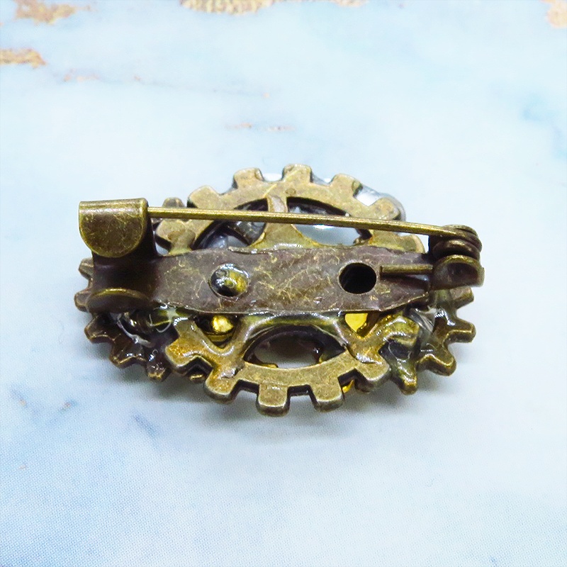 ゴールドカラー 歩く猫シルエットモチーフとラインストーンのスチームパンク風ブローチ ラインストーン バッジ