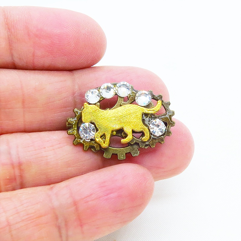 ゴールドカラー 歩く猫シルエットモチーフとラインストーンのスチームパンク風ブローチ ラインストーン バッジ