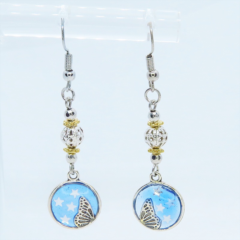 アンティークシルバー 蝶々の羽モチーフとメタルビーズを組合せたコンパクトなピアス サージカル可