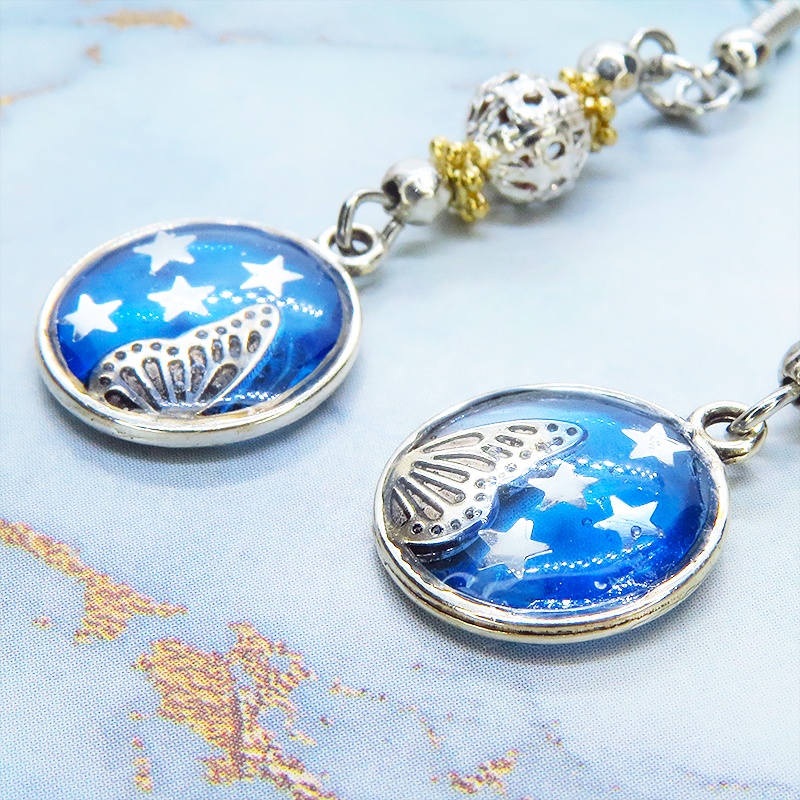 アンティークシルバー 蝶々の羽モチーフとメタルビーズを組合せたコンパクトなピアス サージカル可