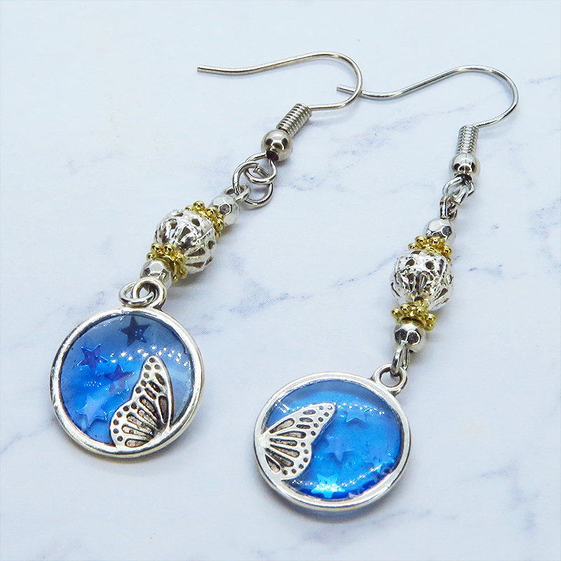 アンティークシルバー 蝶々の羽モチーフとメタルビーズを組合せたコンパクトなピアス サージカル可