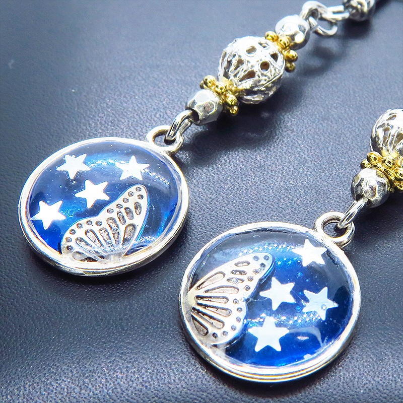 アンティークシルバー 蝶々の羽モチーフとメタルビーズを組合せたコンパクトなピアス サージカル可