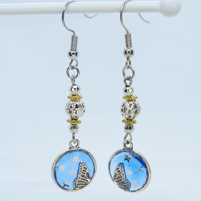 アンティークシルバー 蝶々の羽モチーフとメタルビーズを組合せたコンパクトなピアス サージカル可