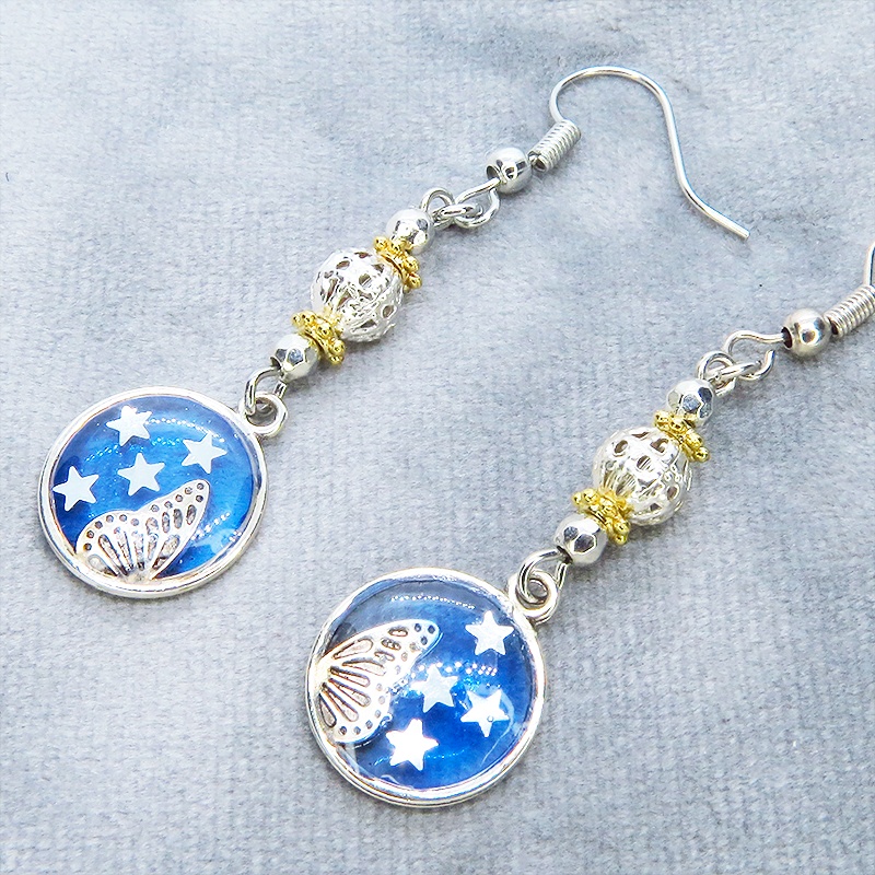 アンティークシルバー 蝶々の羽モチーフとメタルビーズを組合せたコンパクトなピアス サージカル可