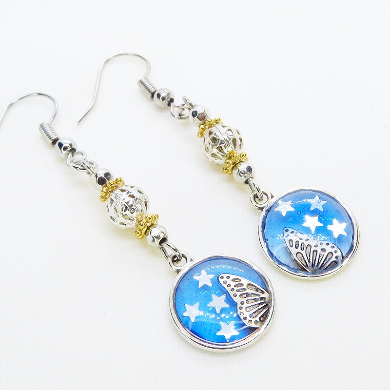 アンティークシルバー 蝶々の羽モチーフとメタルビーズを組合せたコンパクトなピアス サージカル可