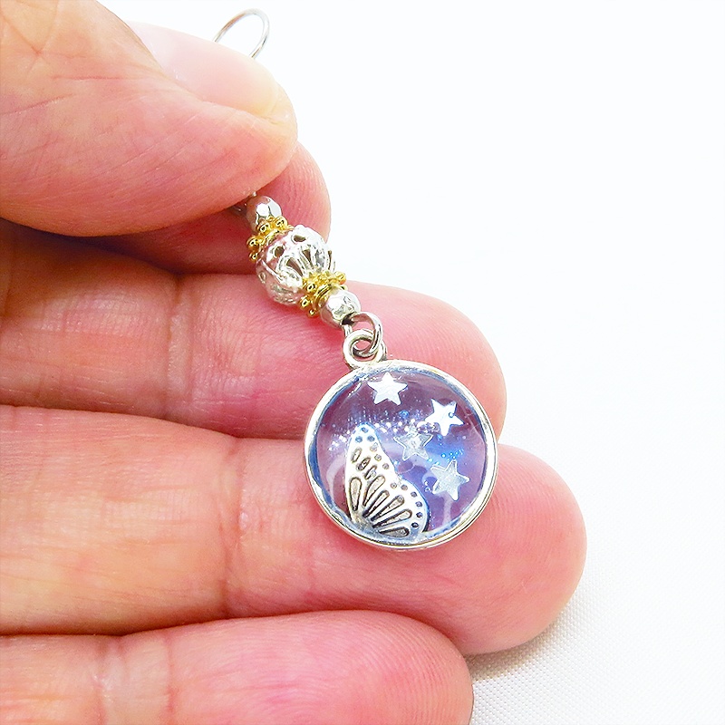 アンティークシルバー 蝶々の羽モチーフとメタルビーズを組合せたコンパクトなピアス サージカル可