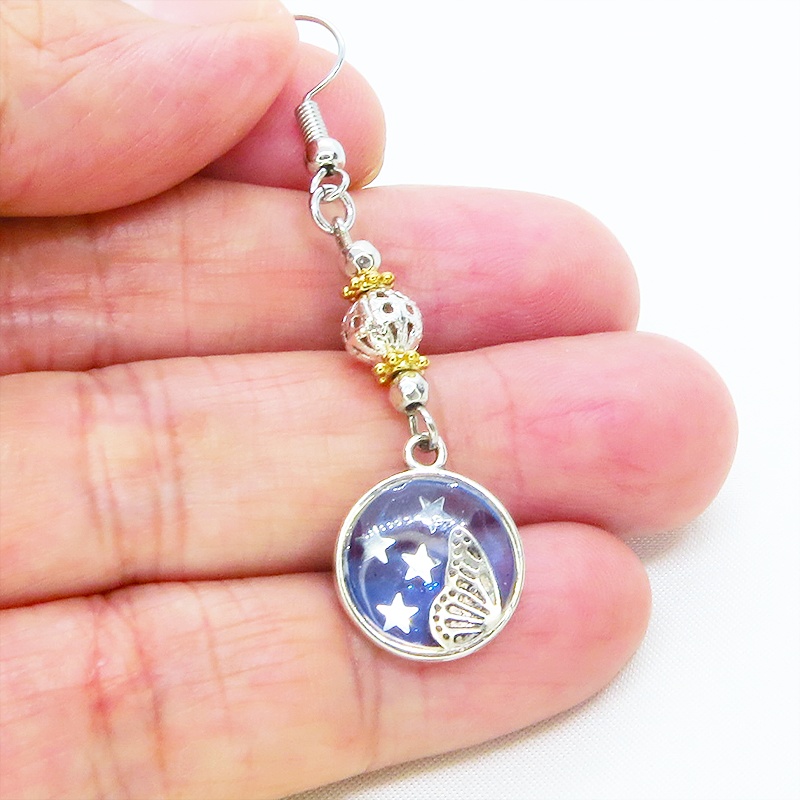 アンティークシルバー 蝶々の羽モチーフとメタルビーズを組合せたコンパクトなピアス サージカル可