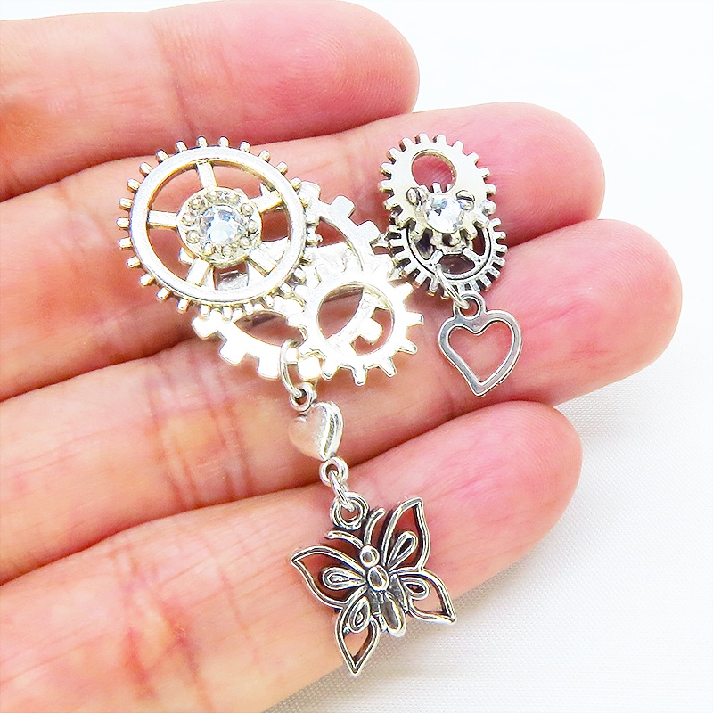 アンティークシルバー 蝶々と歯車を組合せたスチームパンク風ブローチ ハート ラインストーン