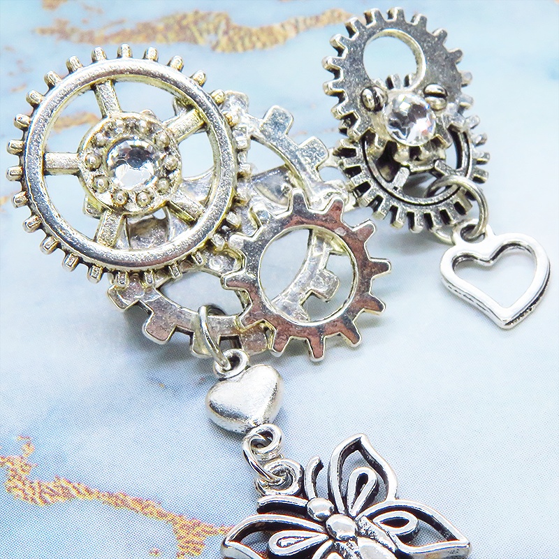 アンティークシルバー 蝶々と歯車を組合せたスチームパンク風ブローチ ハート ラインストーン