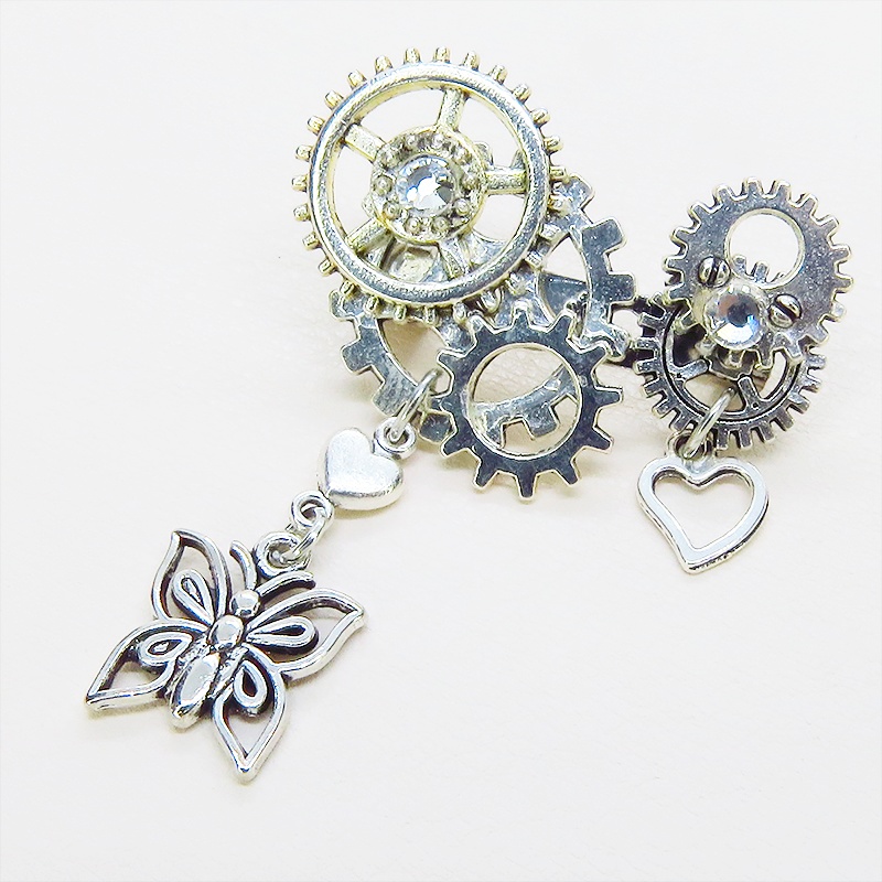 アンティークシルバー 蝶々と歯車を組合せたスチームパンク風ブローチ ハート ラインストーン
