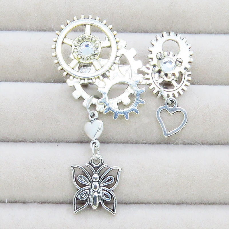 アンティークシルバー 蝶々と歯車を組合せたスチームパンク風ブローチ ハート ラインストーン