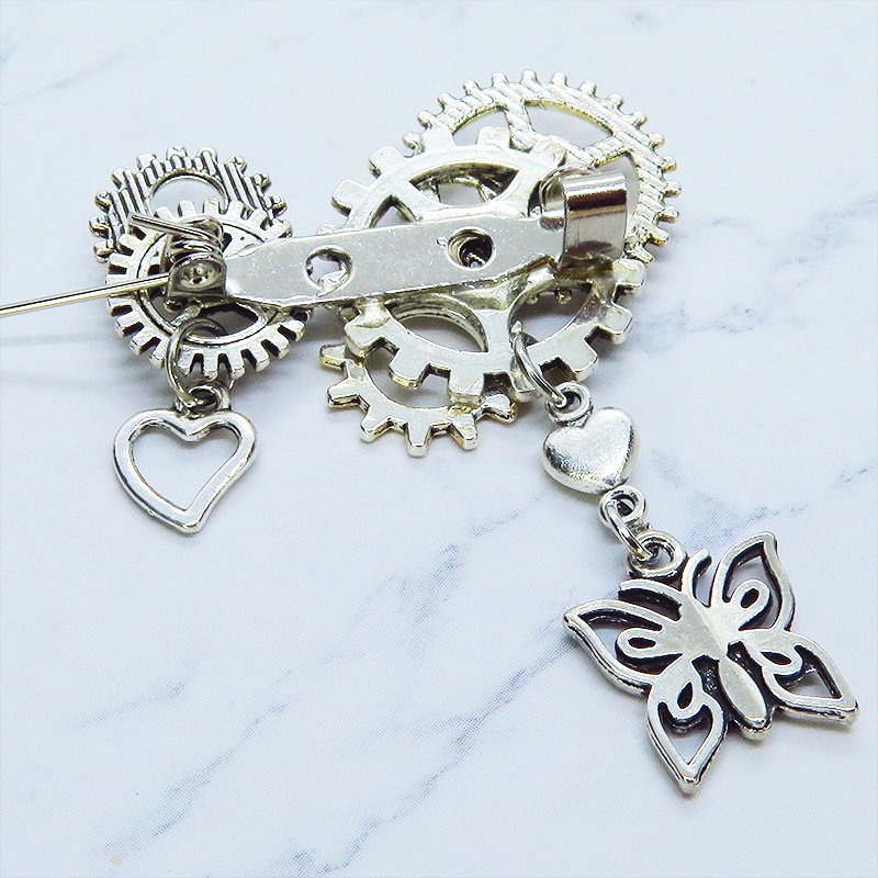 アンティークシルバー 蝶々と歯車を組合せたスチームパンク風ブローチ ハート ラインストーン