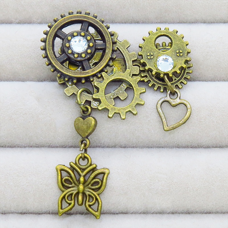 アンティークゴールド 蝶々と歯車を組合せたスチームパンク風ブローチ ハート ラインストーン