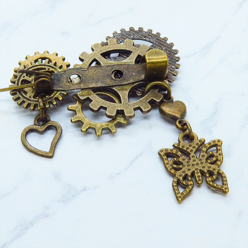 アンティークゴールド 蝶々と歯車を組合せたスチームパンク風ブローチ ハート ラインストーン