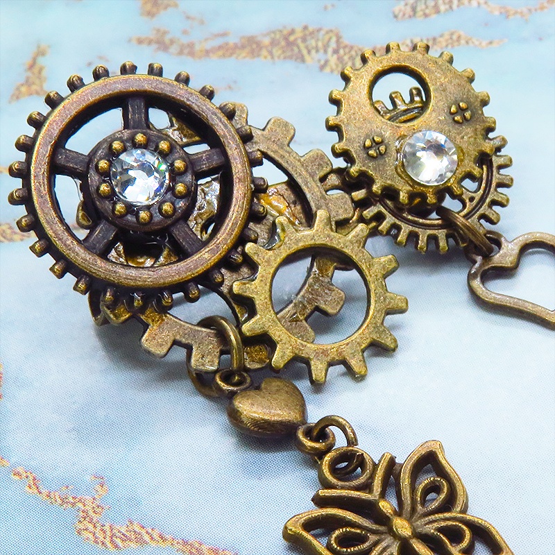 アンティークゴールド 蝶々と歯車を組合せたスチームパンク風ブローチ ハート ラインストーン