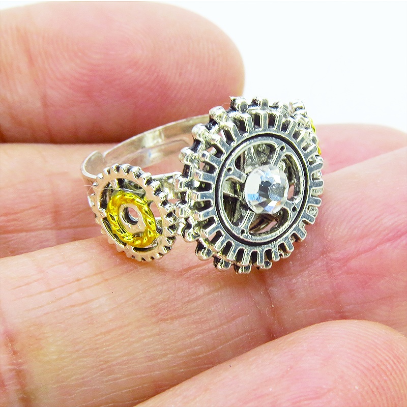 シルバーカラーリング ラインストーンに歯車を組合せたスチームパンク風リング 指輪 フリーサイズ