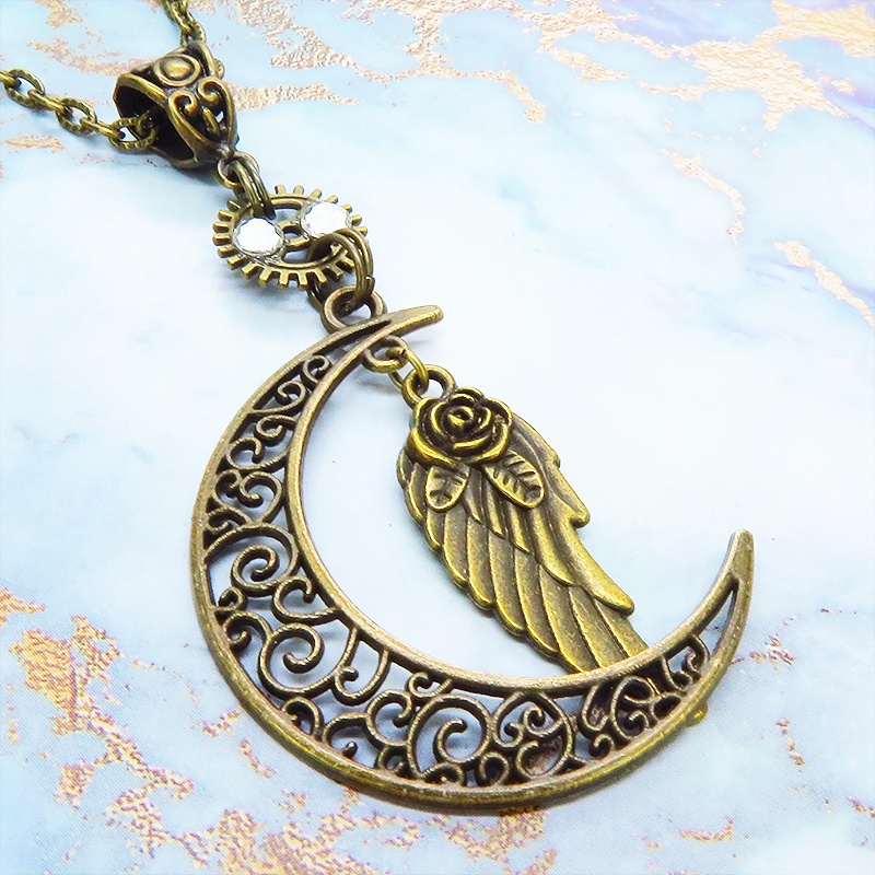 アンティークゴールド アラベスク調透かし入りの三日月と翼モチーフを組合せたネックレス 長さ調整可 アジャスター可