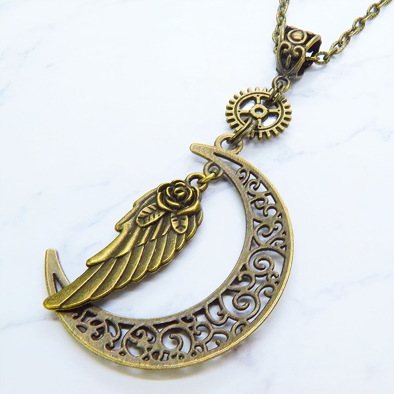 アンティークゴールド アラベスク調透かし入りの三日月と翼モチーフを組合せたネックレス 長さ調整可 アジャスター可