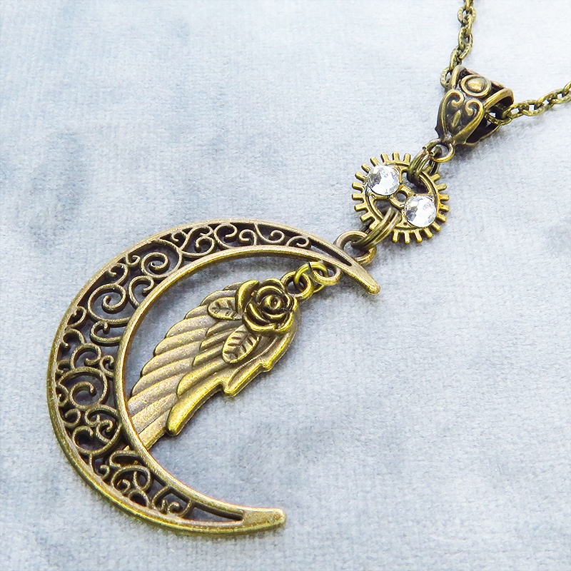 アンティークゴールド アラベスク調透かし入りの三日月と翼モチーフを組合せたネックレス 長さ調整可 アジャスター可