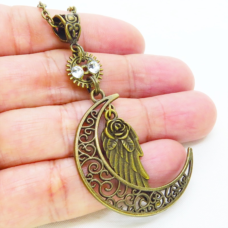 アンティークゴールド アラベスク調透かし入りの三日月と翼モチーフを組合せたネックレス 長さ調整可 アジャスター可