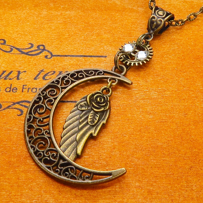 アンティークゴールド アラベスク調透かし入りの三日月と翼モチーフを組合せたネックレス 長さ調整可 アジャスター可