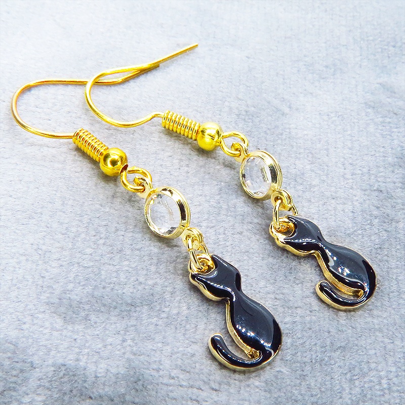 ゴールドカラー 黒猫シルエットモチーフとラインストーンを組合せたコンパクトなピアス サージカル可