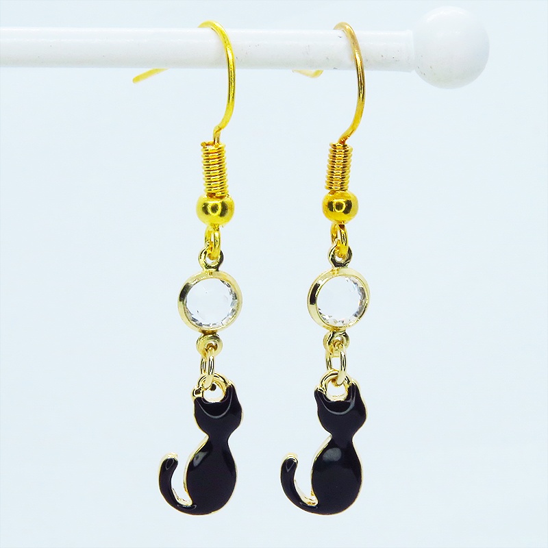 ゴールドカラー 黒猫シルエットモチーフとラインストーンを組合せたコンパクトなピアス サージカル可