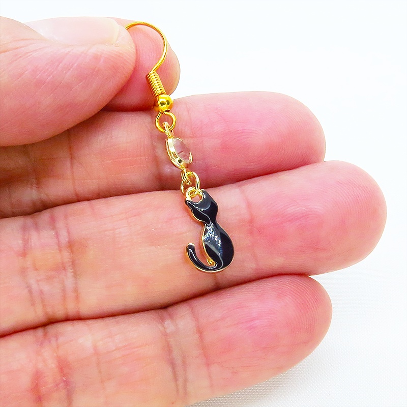ゴールドカラー 黒猫シルエットモチーフとラインストーンを組合せたコンパクトなピアス サージカル可