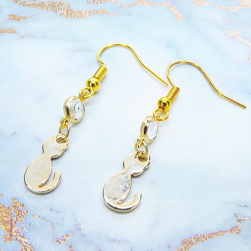 ゴールドカラー 黒猫シルエットモチーフとラインストーンを組合せたコンパクトなピアス サージカル可