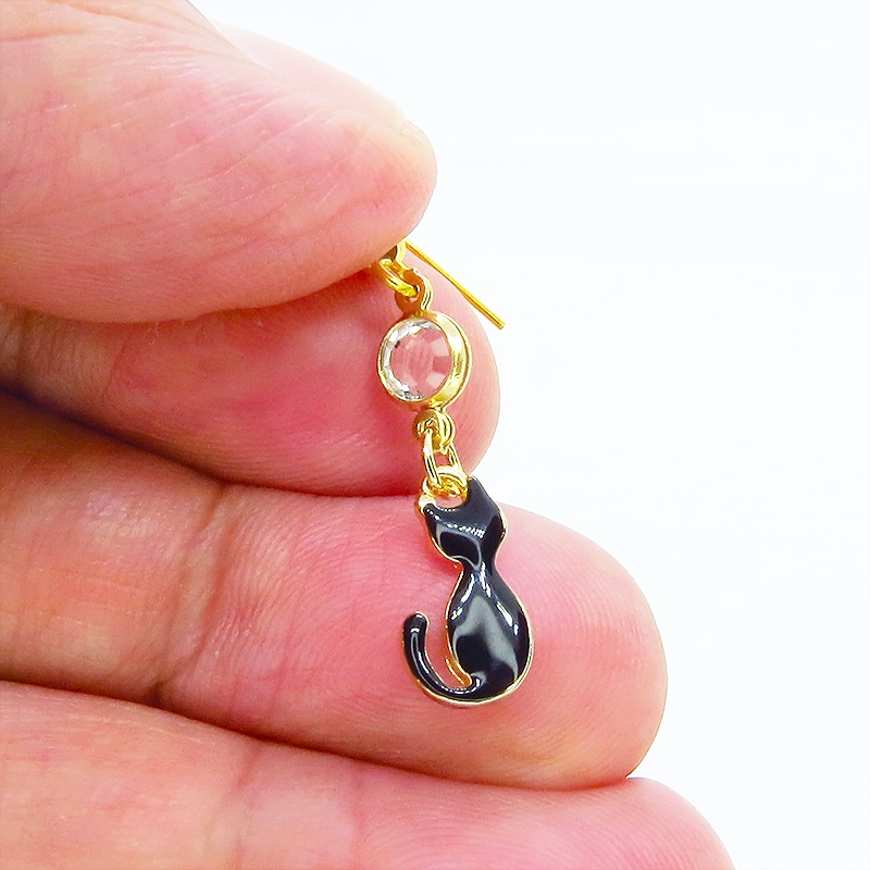 ゴールドカラー 黒猫シルエットモチーフとラインストーンを組合せたコンパクトなピアス サージカル可