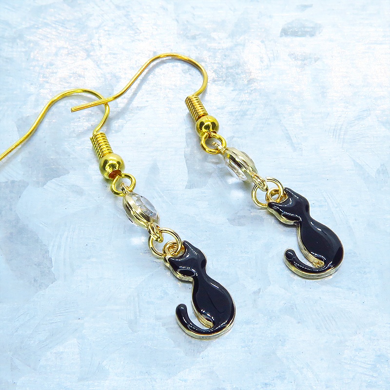 ゴールドカラー 黒猫シルエットモチーフとラインストーンを組合せたコンパクトなピアス サージカル可