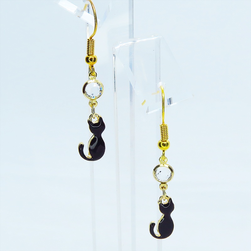 ゴールドカラー 黒猫シルエットモチーフとラインストーンを組合せたコンパクトなピアス サージカル可