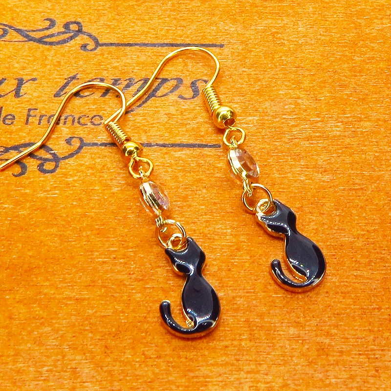 ゴールドカラー 黒猫シルエットモチーフとラインストーンを組合せたコンパクトなピアス サージカル可