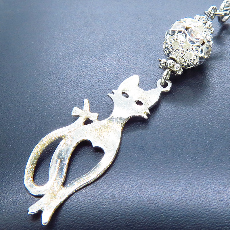 ラメ入りシルバーカラーのスマートな猫シルエットモチーフとメタルビーズのペンダントネックレス 長さ調整可